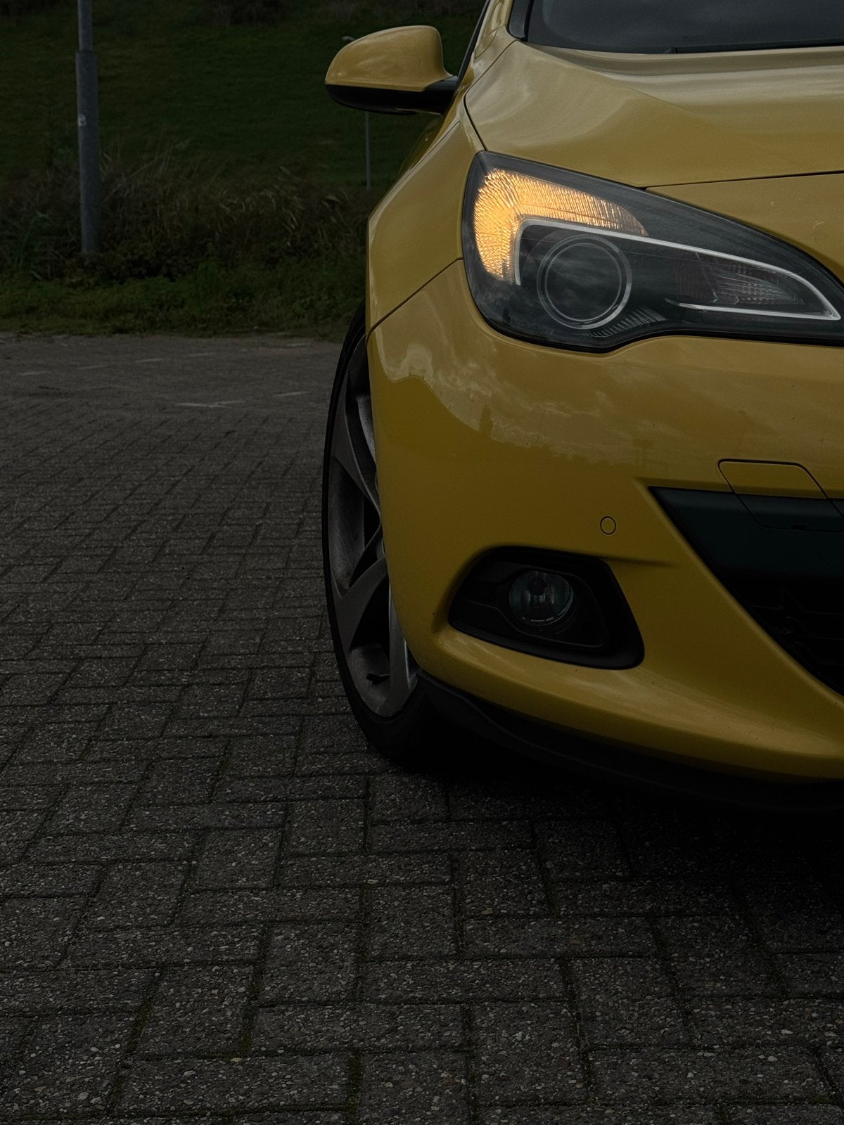 Foto 19 van Opel Astra 1.6 T 180PK Ecotec 2011 Geel