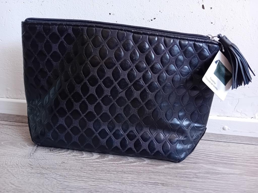 Zwart toilettas met rits. Thuis of op reis. Nieuw, Sieraden, Tassen en Uiterlijk, Toilettassen, Ophalen, Nieuw, Zwart, Dame