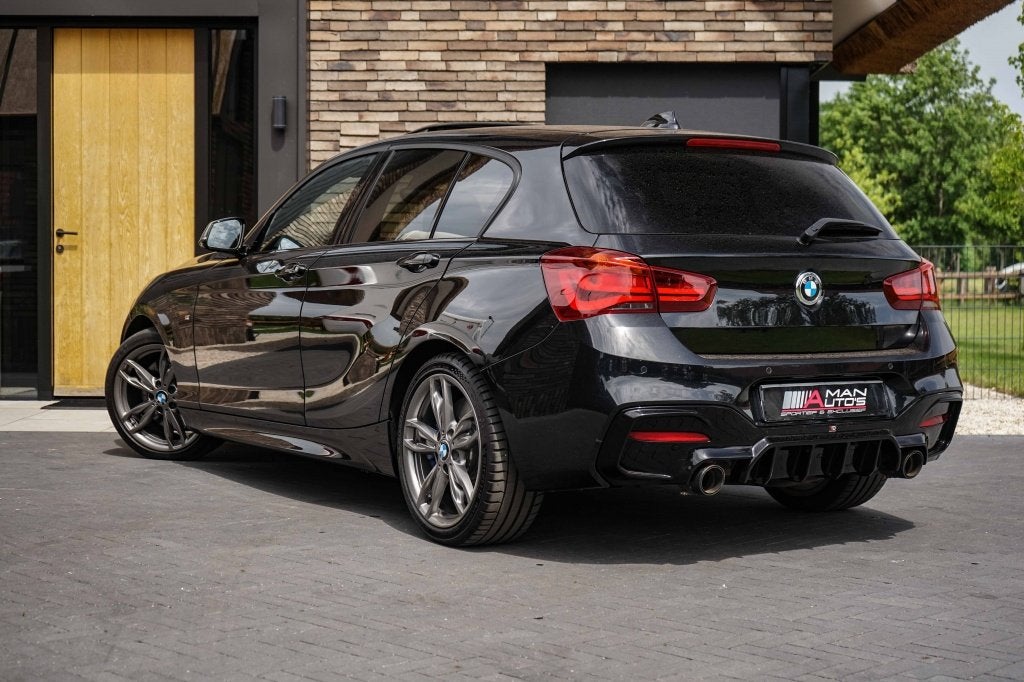 BMW 1-serie M140i xDrive Special Edition Akrapovic, Auto's, Gebruikt, Euro 6, Zwart, Bedrijf