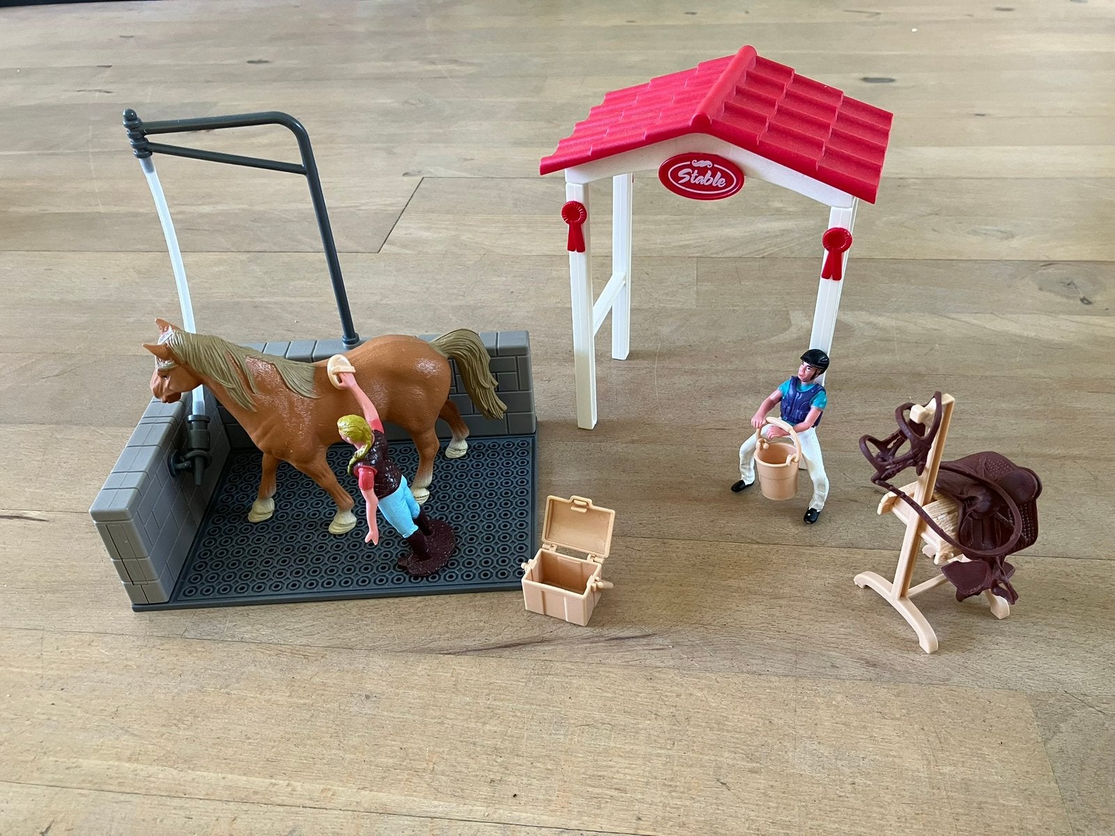Wasplaats met paard, ruiter en paardenverzorger, Ophalen of Verzenden, Zo goed als nieuw