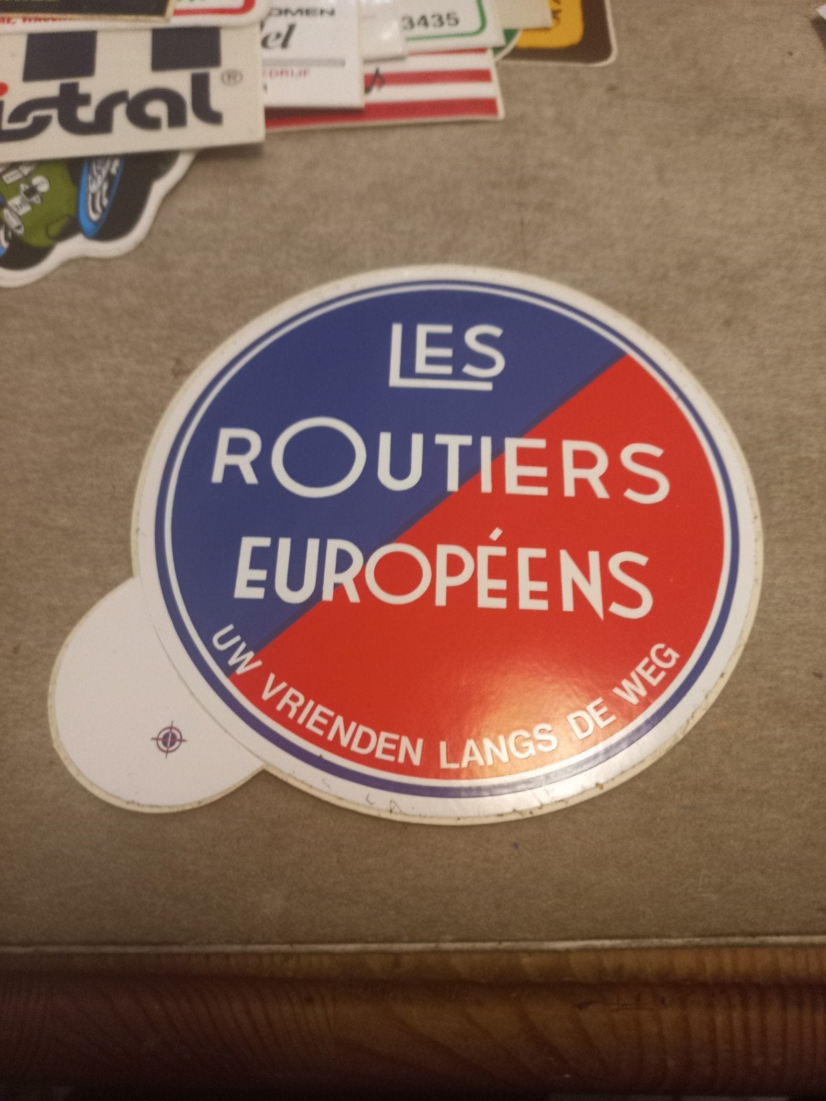 Vintage sticker Les Routiers Européens, Ophalen of Verzenden, Zo goed als nieuw, Auto of Motor