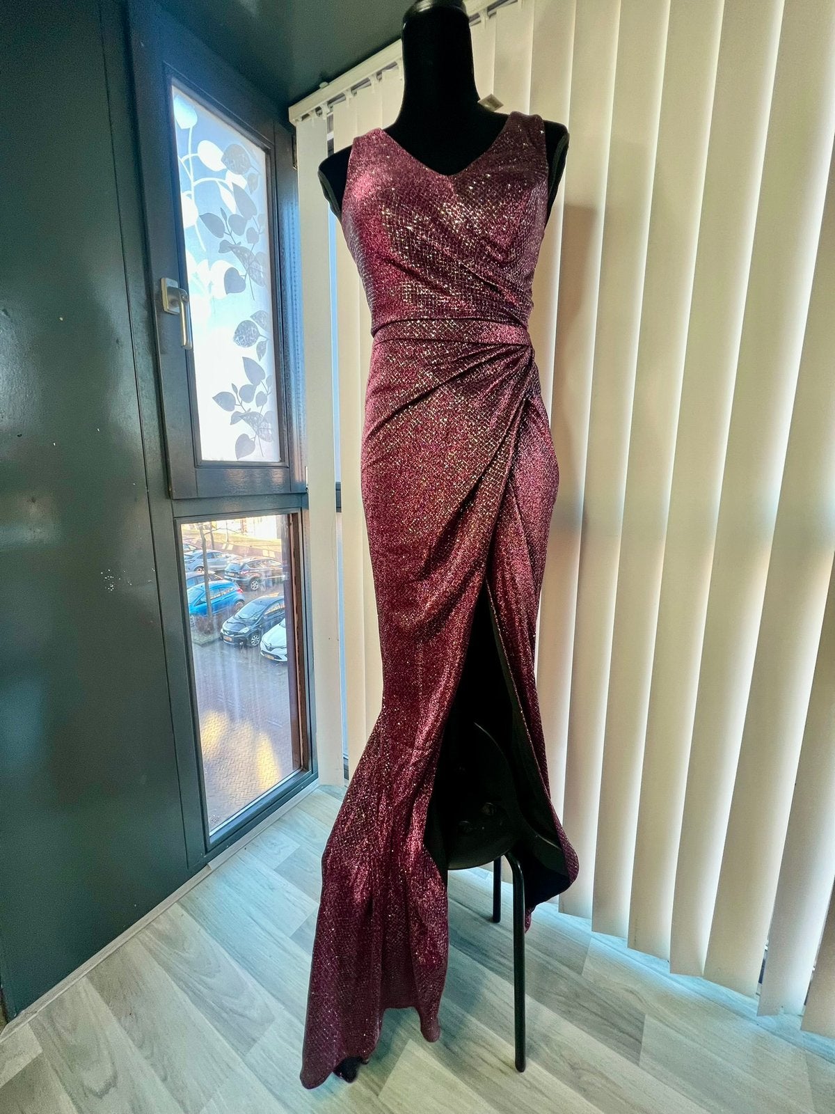 Prachtige nieuwe galajurk in maat 38, ongedragen., Kleding | Dames, Maat 38/40 (M), Galajurk, Paars, Ophalen of Verzenden