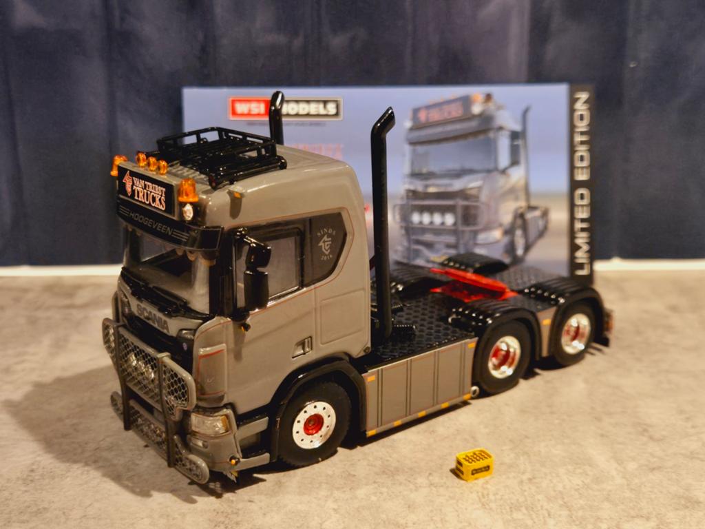 WSI SCANIA R-Normal 6x2 -  Van Triest, Hobby en Vrije tijd, Ophalen of Verzenden, Nieuw, Bus of Vrachtwagen, Wsi
