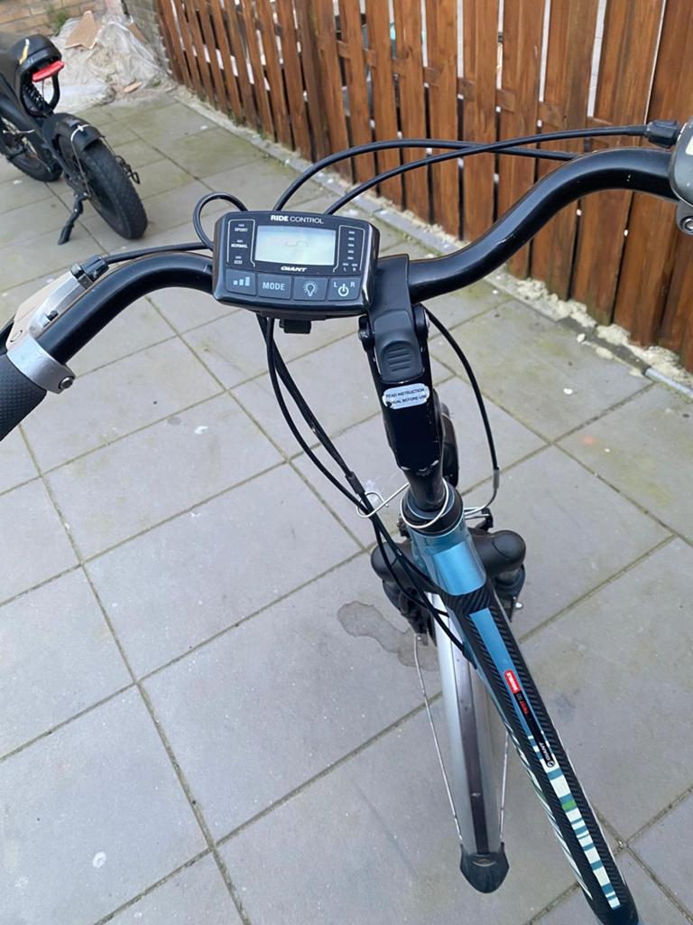 Giant elektrische fiets met fietstassen en oplader, Gebruikt, 51 tot 55 cm, 30 tot 50 km per accu, Giant
