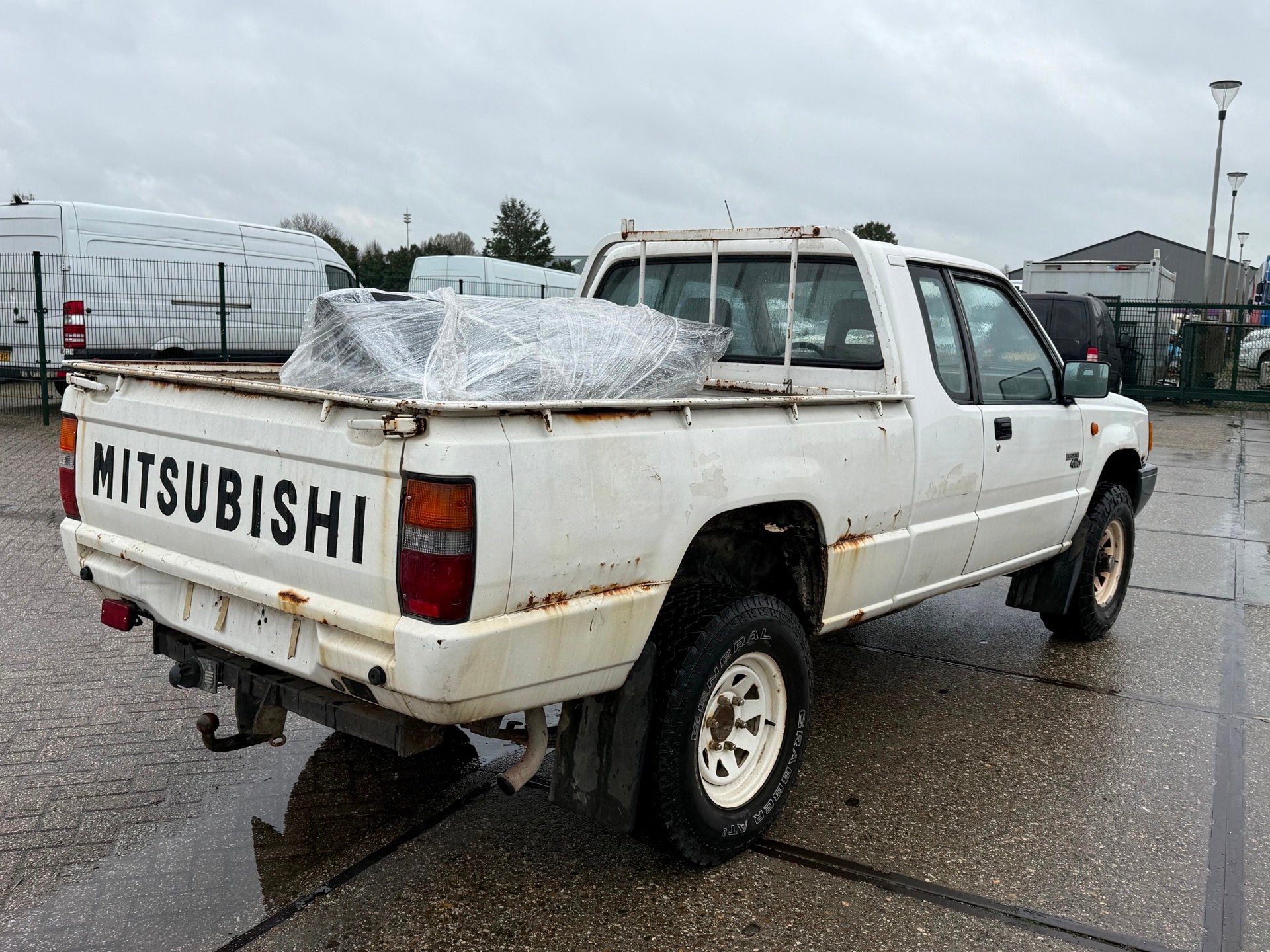 Mitsubishi L 200 2.5 Club Cab 4x4 Schuurvondst ! origineel N, Auto's, Stof, Gebruikt, Zwart, 4 cilinders