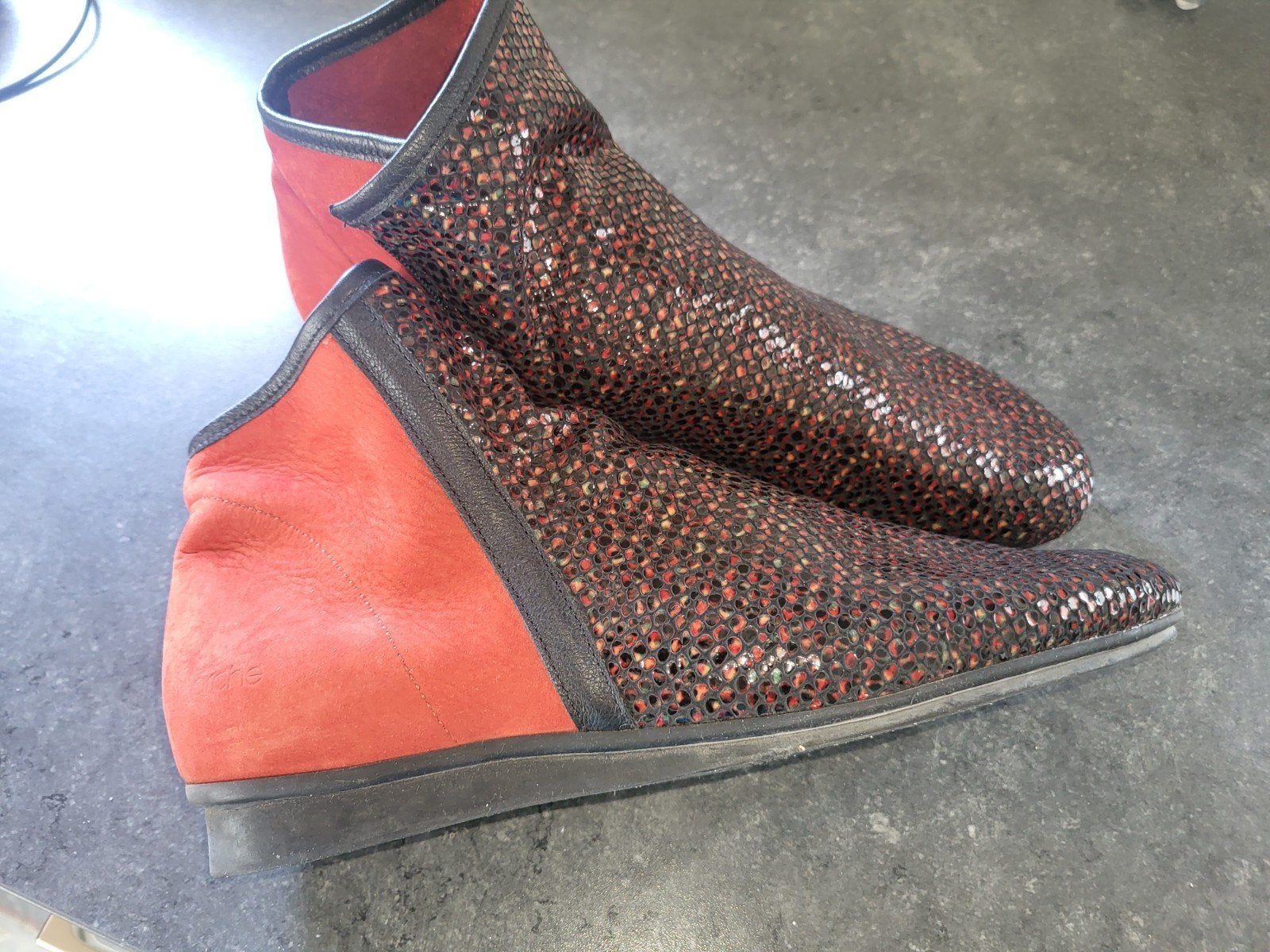 Arche 42 (41,5) lage laarsjes suède/lakleer steenrood zwart, Kleding | Dames, Schoenen, Ophalen of Verzenden, Zo goed als nieuw
