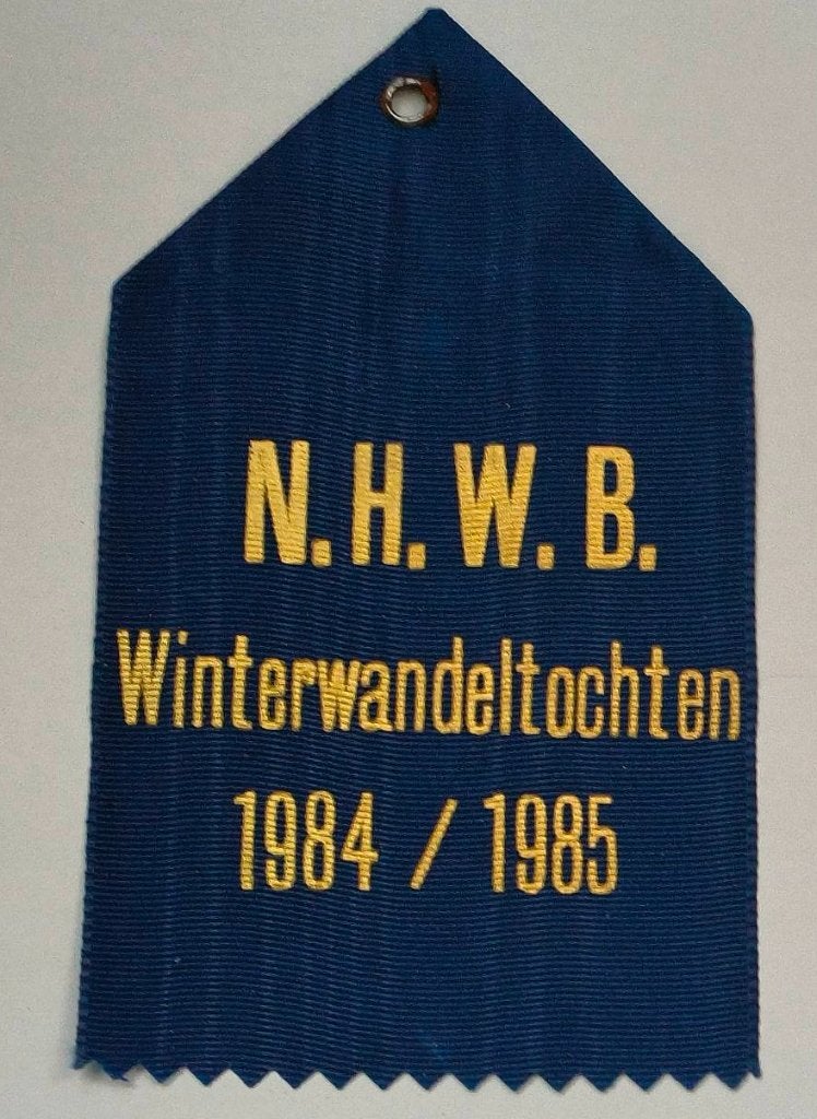 Vaantje N.H.W.B Winterwandeltochten 1984/1985 (blauw), Ophalen of Verzenden, Zo goed als nieuw, Overige sporten, Vaantje of Sjaal