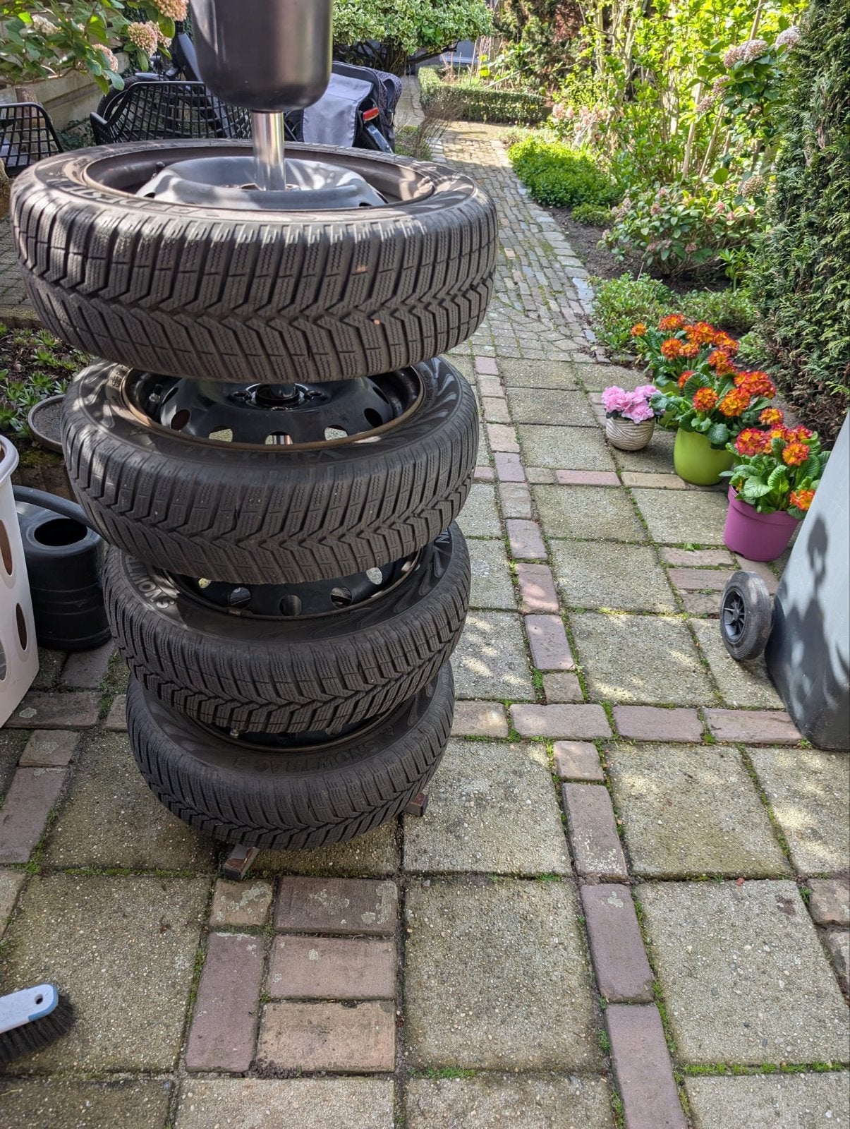 Winterbanden op velg Kia Picanto 155/65R14 met wieldoppen, Ophalen, 14 inch, Gebruikt, 155 mm