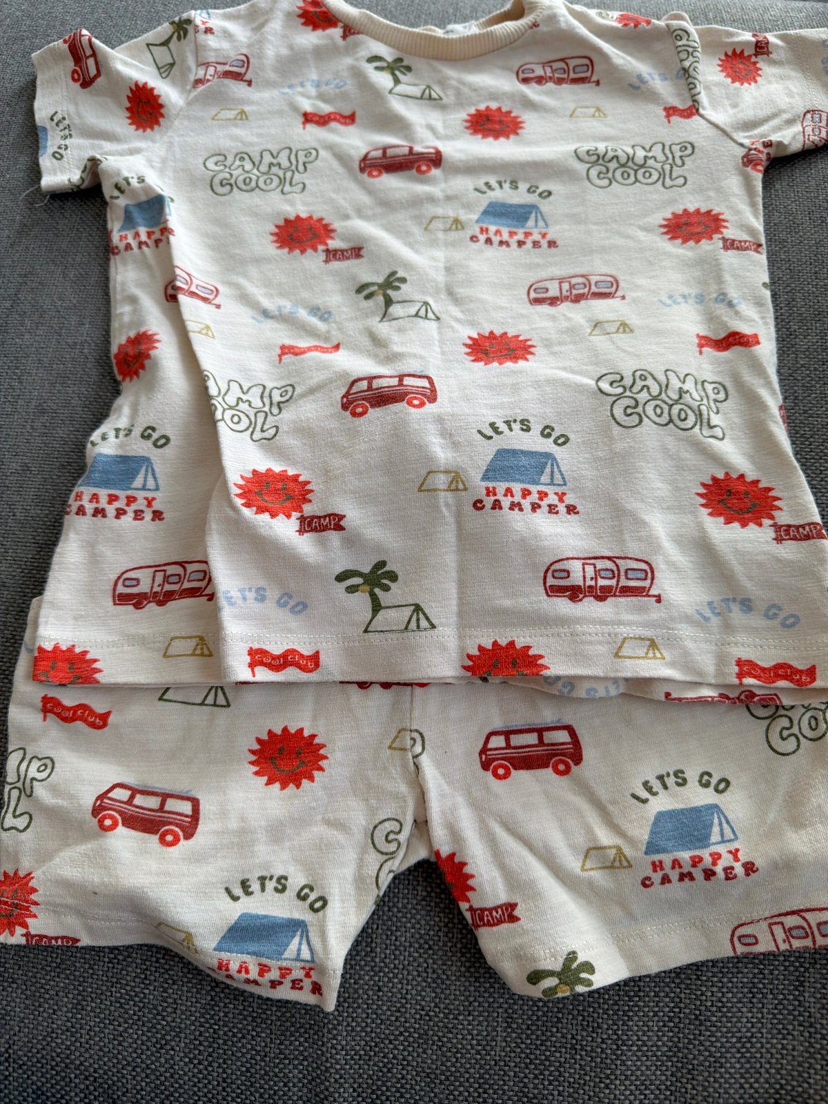 Leuke set: T-shirt en korte broek feetje maat 86, Ophalen, Zo goed als nieuw