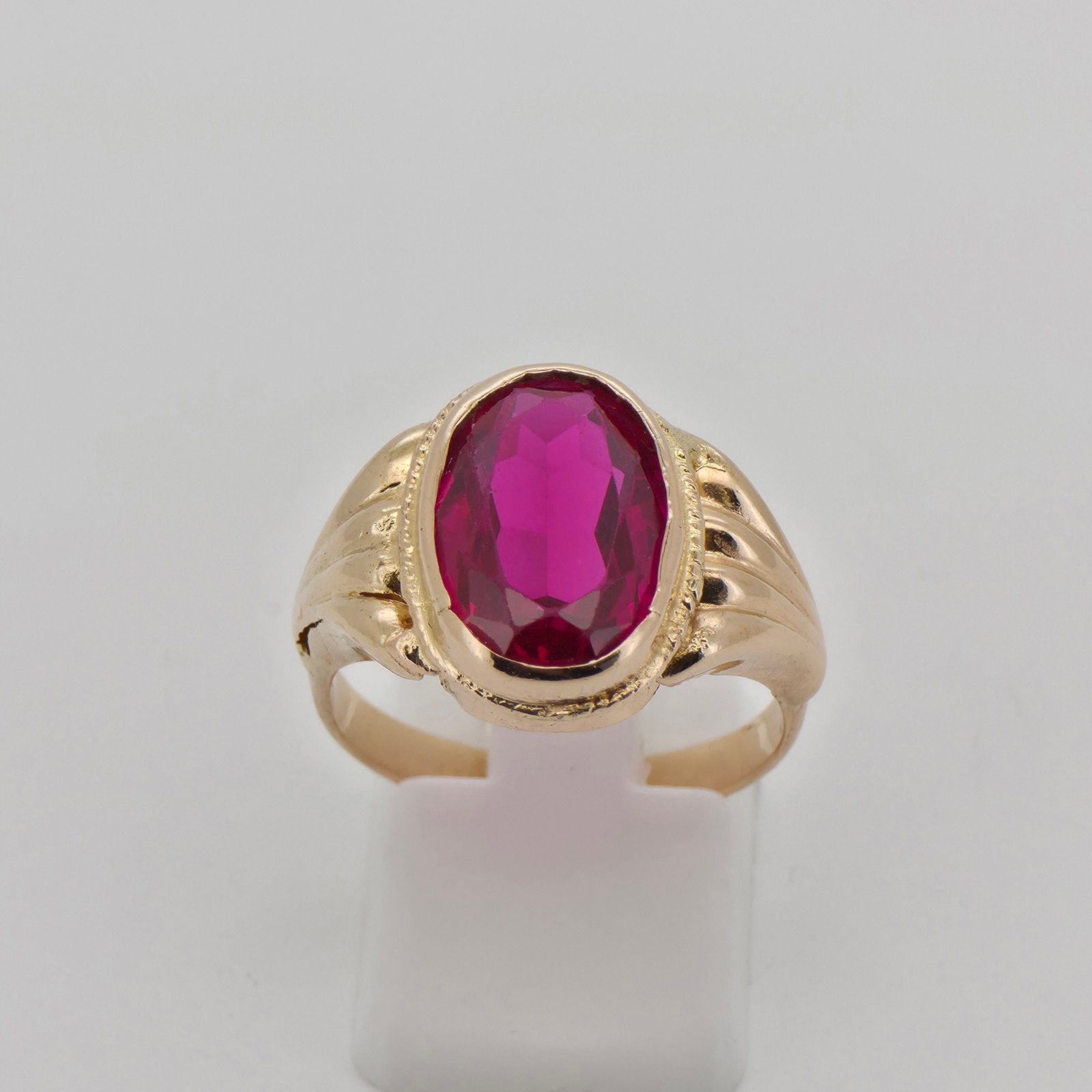 Gouden ring 14k (585) met rode steen, maat 18,5, 18 tot 19, Ophalen of Verzenden, Zo goed als nieuw, Dame of Heer