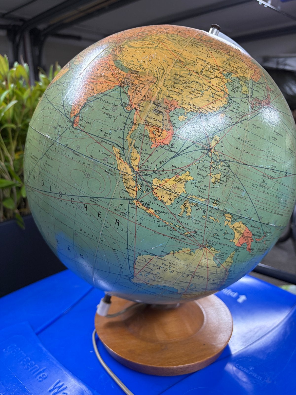 Vintage Verlichte Wereldbol met Houten Voet, Gebruikt, Draaibaar, Ophalen of Verzenden, Staatkundige wereldbol
