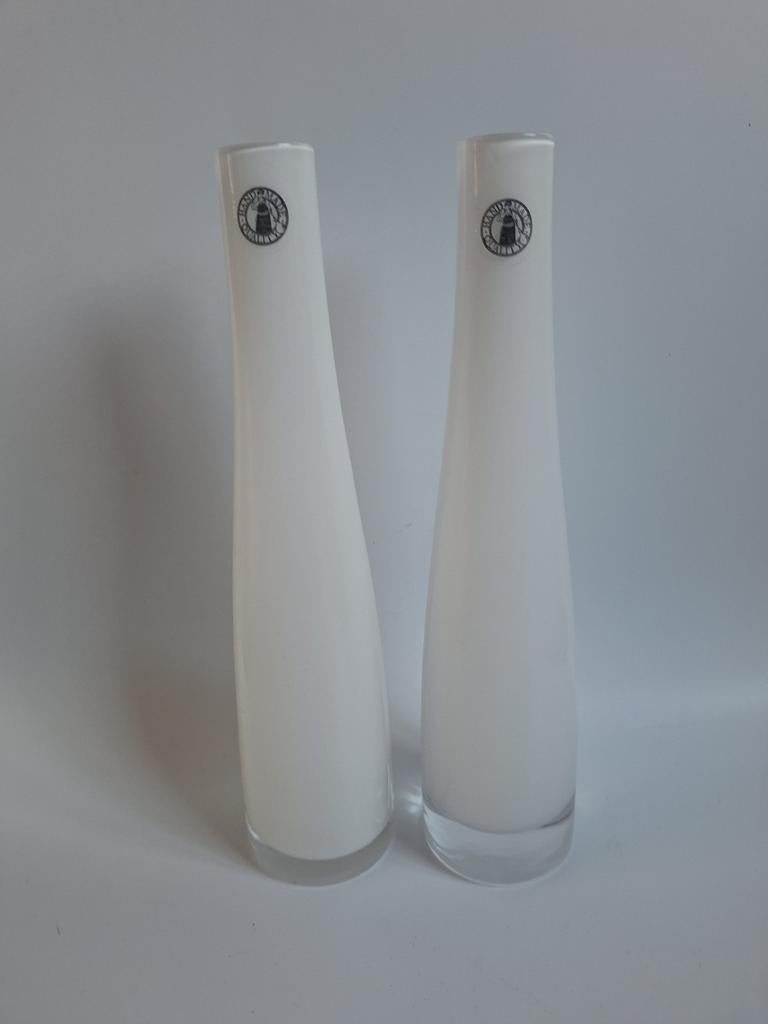 2 witte glazen vaasjes., Huis en Inrichting, Gevondenengemaakt@gmail.com, Onbekend, Ophalen of Verzenden, Zo goed als nieuw