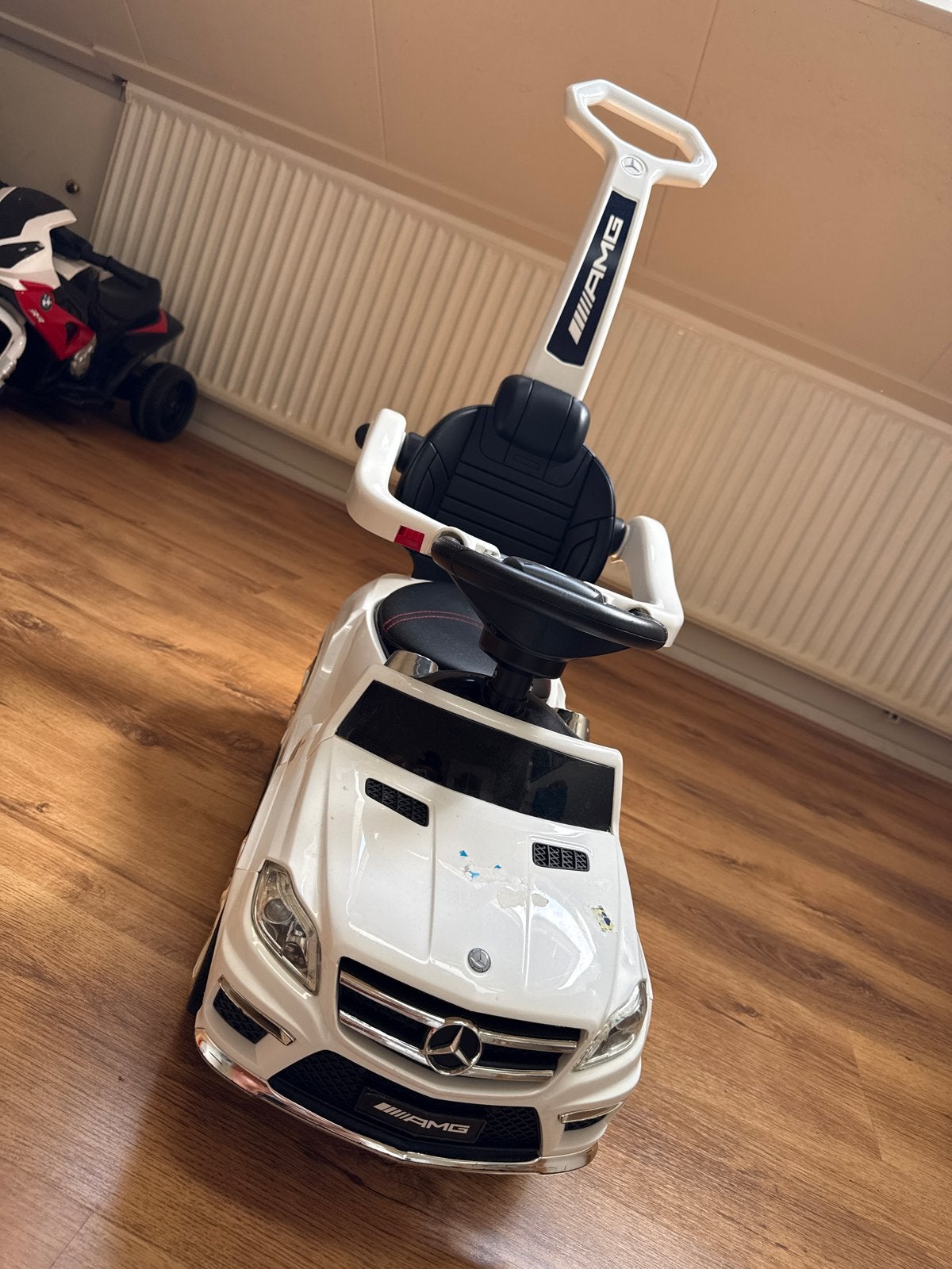 Mercedes-AMG Loopauto met Duwstang, Kinderen en Baby's, Speelgoed | Buiten | Voertuigen en Loopfietsen, Ophalen, Gebruikt, Loopvoertuig