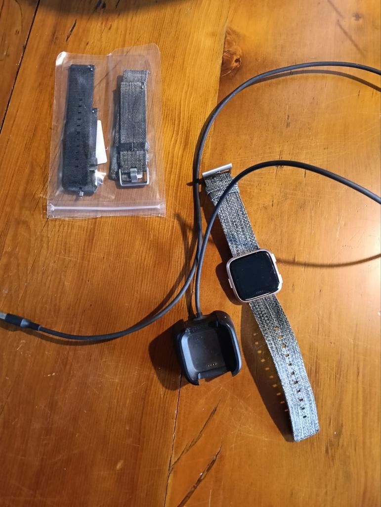 Fitbit Versa Lite Smartwatch met oplader en extra bandjes, Gebruikt, Ophalen of Verzenden, Fitbit, Android