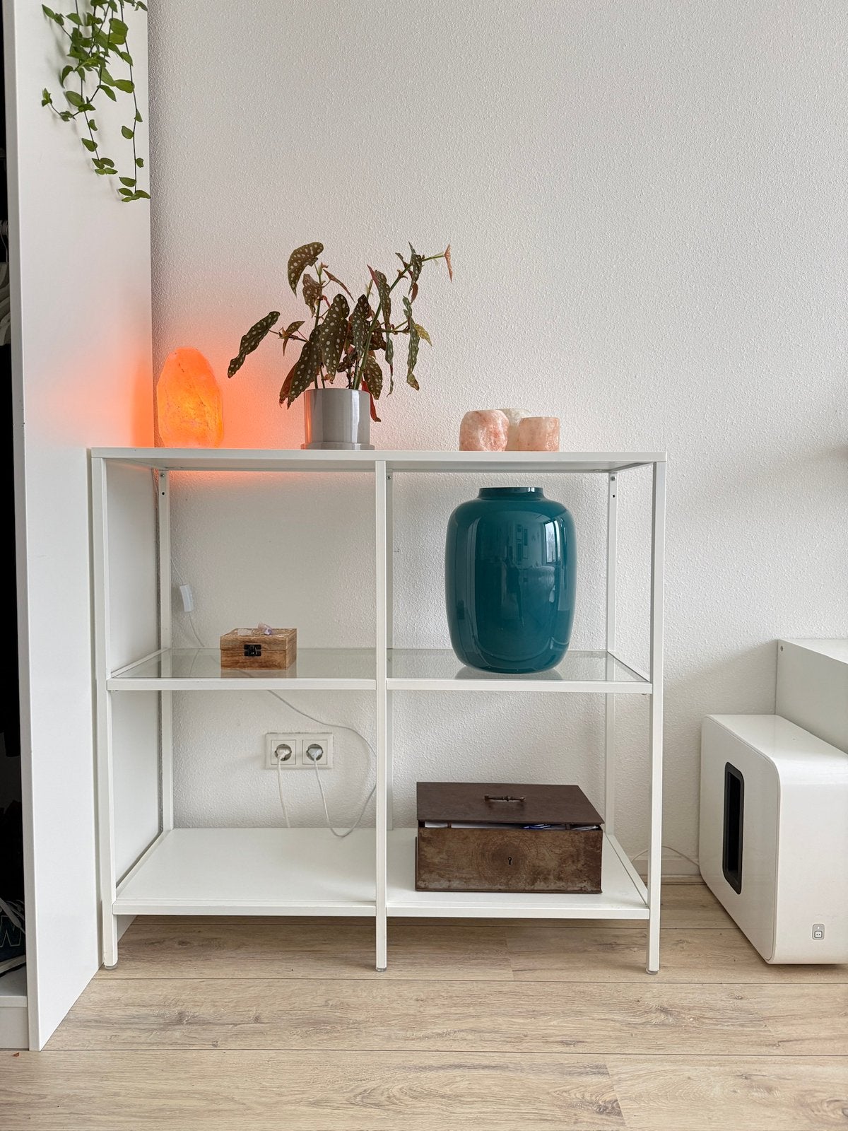 IKEA VITTSJÖ Stellingkast - Wit metaal en glas, Ophalen, Met plank(en), Glas, 100 tot 150 cm