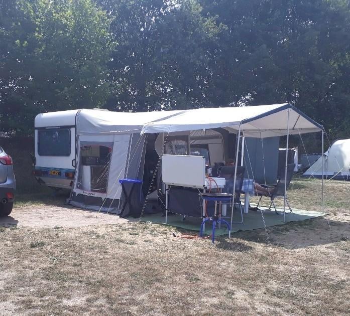 nette adria caravan met voortent en luifel, Koelkast, Particulier, Adria, 500 - 750 kg