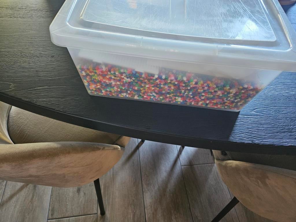 Grote bak vol strijkkralen en vormpjes en strijkpapier, Ophalen