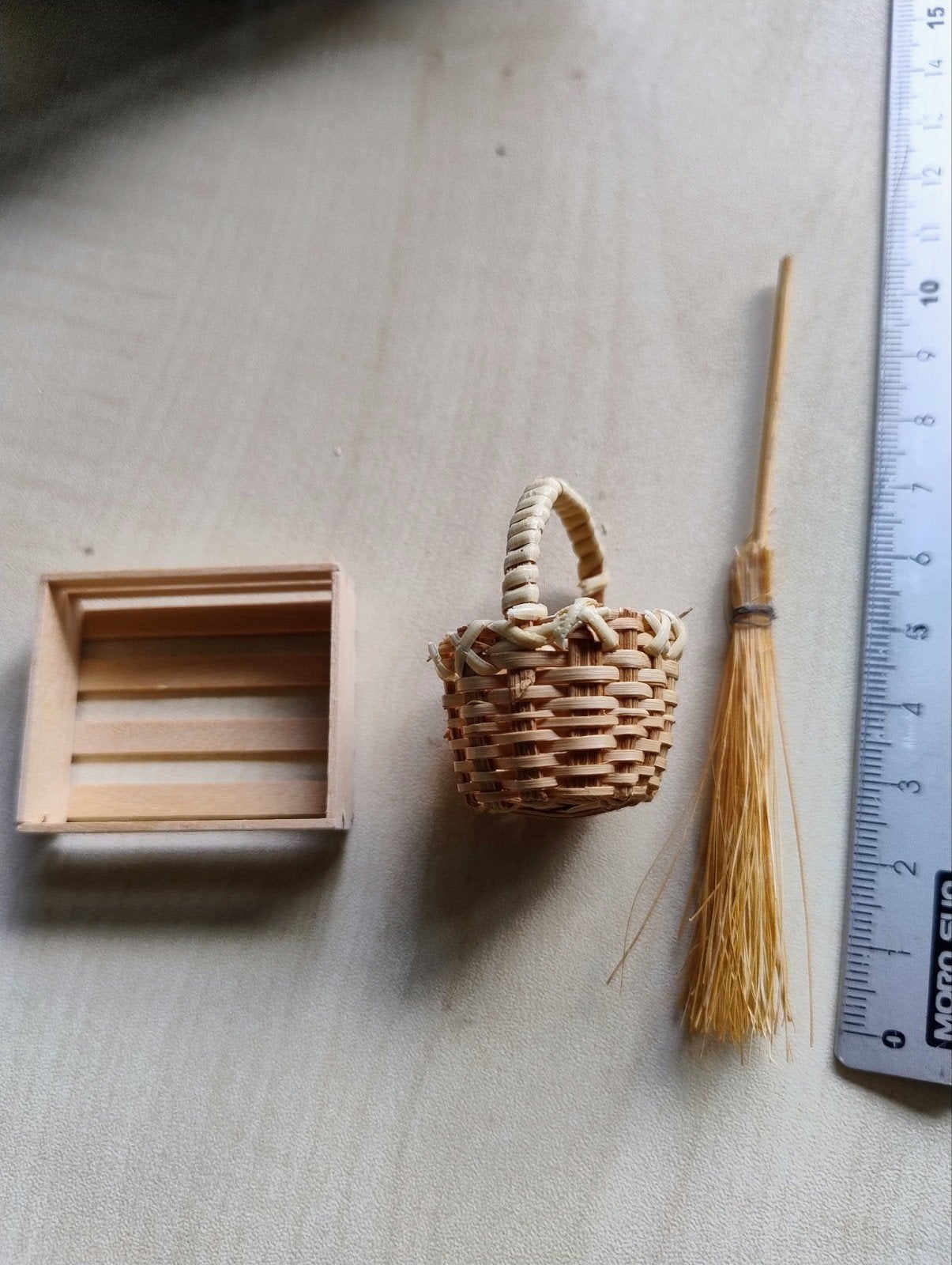 Bezem, mandje en kratje voor poppenhuis schaal 1:12, Ophalen of Verzenden, Gebruikt