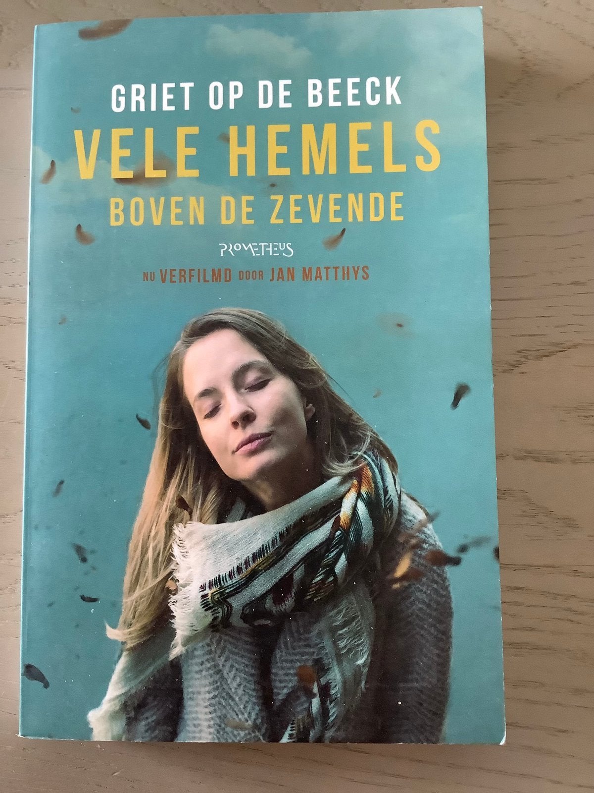 Griet Op de Beeck - Vele hemels boven de zevende debuutroman, Boeken, Ophalen of Verzenden, Zo goed als nieuw, Griet Op de Beeck