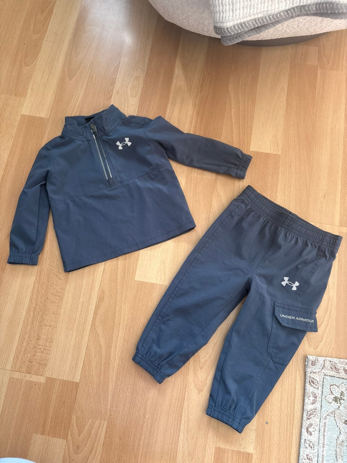Under Armour stoer blauw baby trainingspakje mt 68 ZGAN, Ophalen of Verzenden, Zo goed als nieuw, Jongetje of Meisje, Pakje