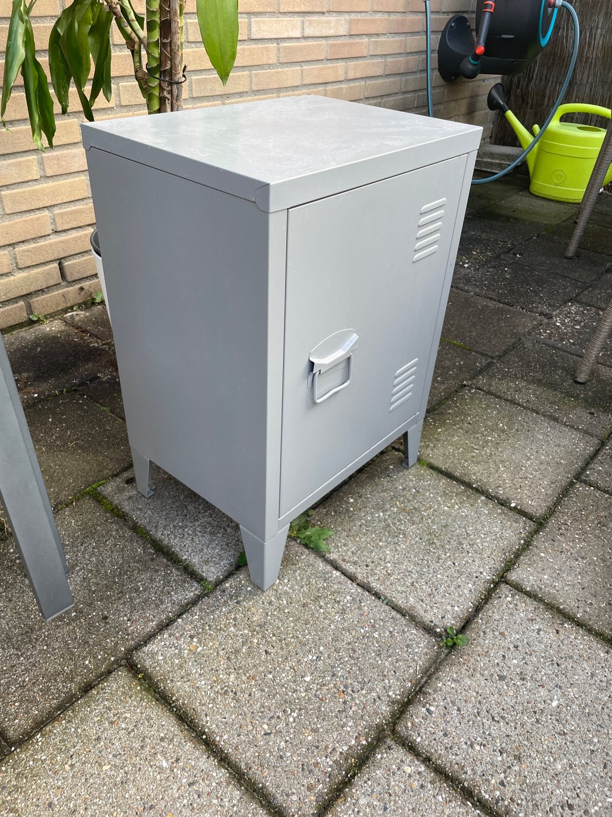 Grijze metalen kastje met roestplekken, Ophalen, Gebruikt