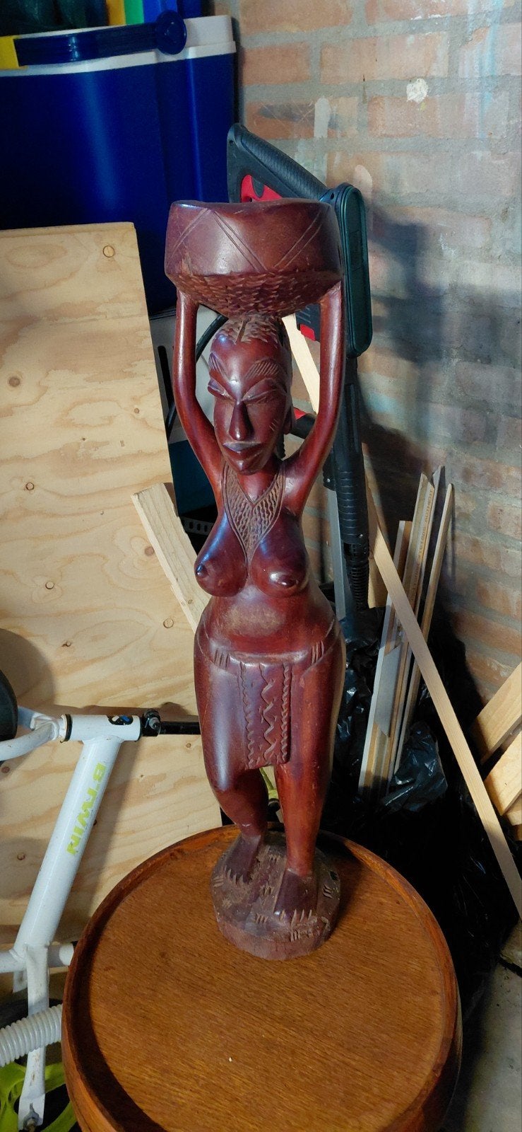 Houten Afrikaans beeld - Vrouw met schaal, Handgemaakt, Beeld, Hout, Bruin