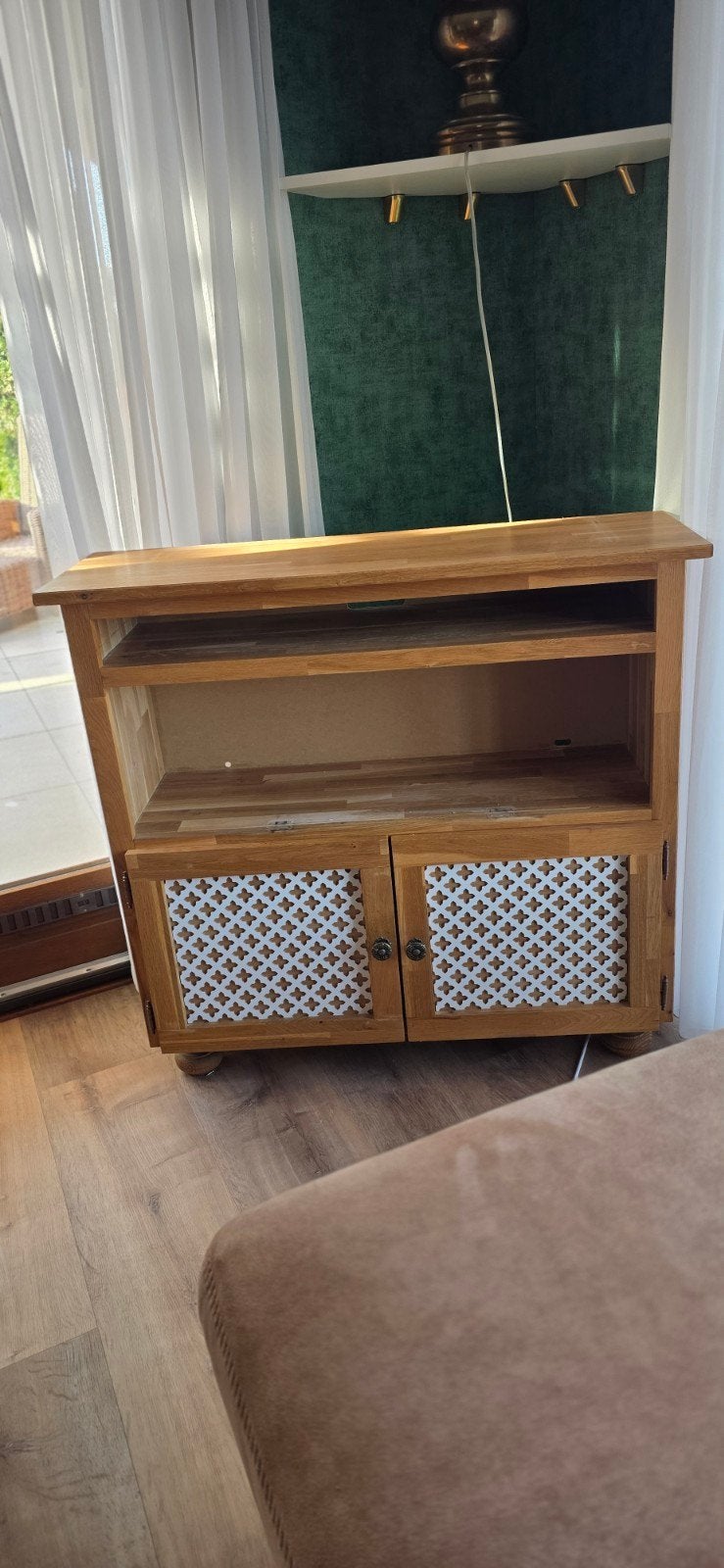 Houten kastje met bovenblad en opbergruimte, Ophalen