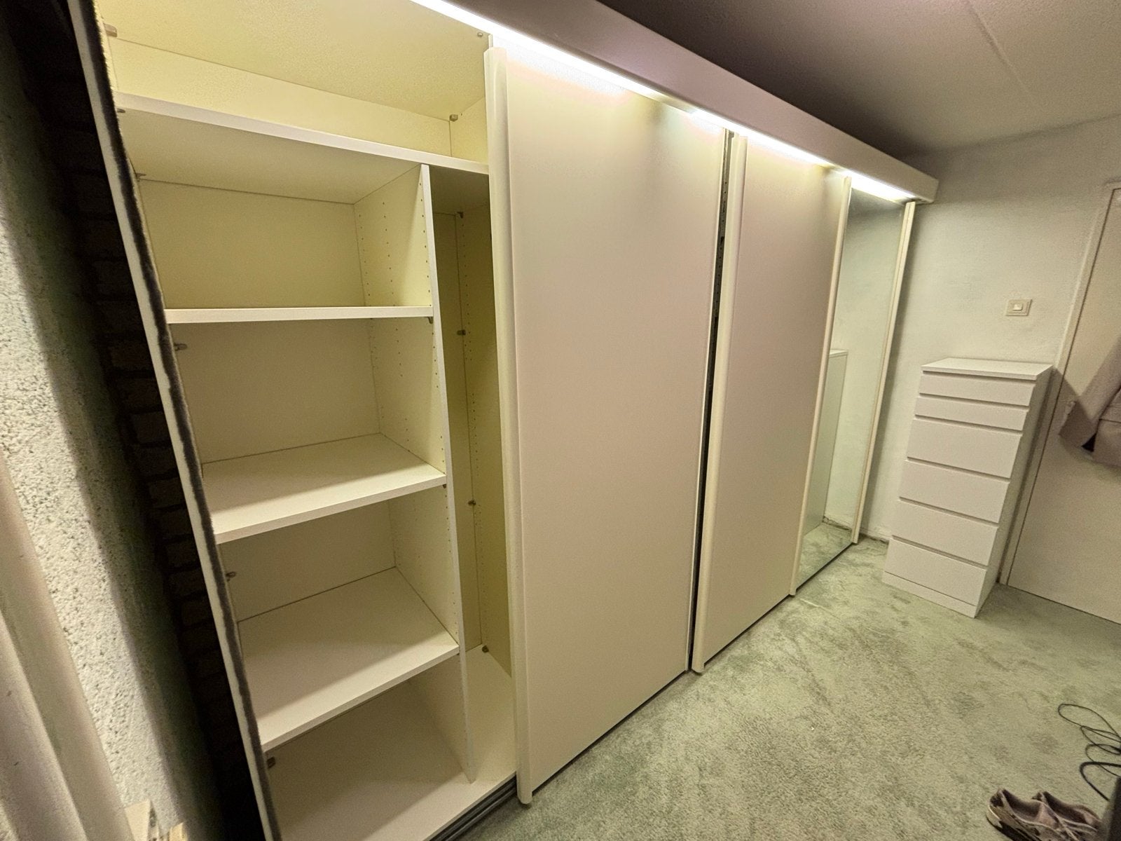 Witte kledingkast met schuifdeuren en spiegel, Huis en Inrichting, Met plank(en), Gebruikt, 200 cm of meer, 150 tot 200 cm