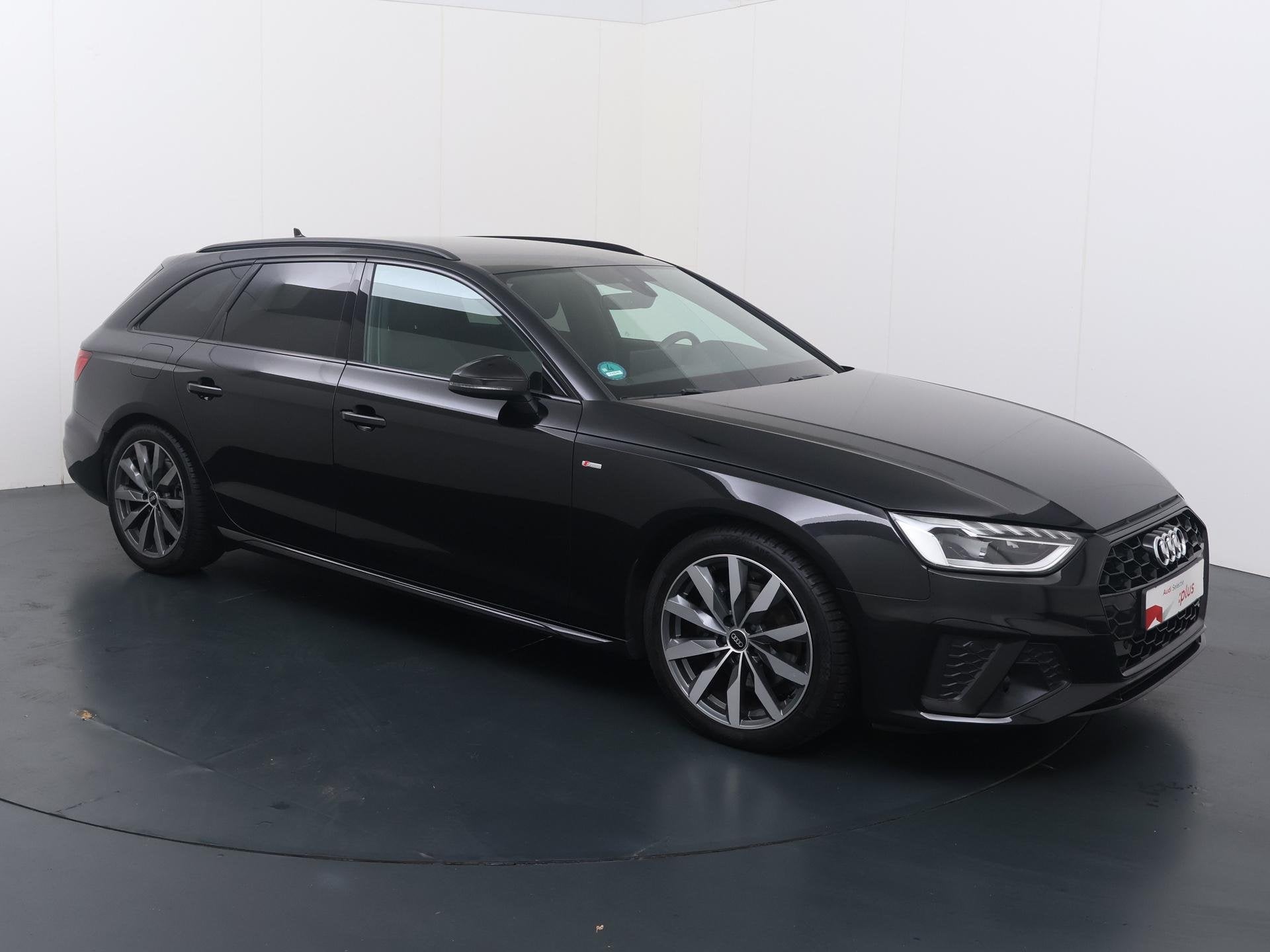 Audi A4 Avant 35 TFSI S edition Competition | 150 PK | Trekh, Auto's, Gebruikt, 4 cilinders, Zwart, Origineel Nederlands