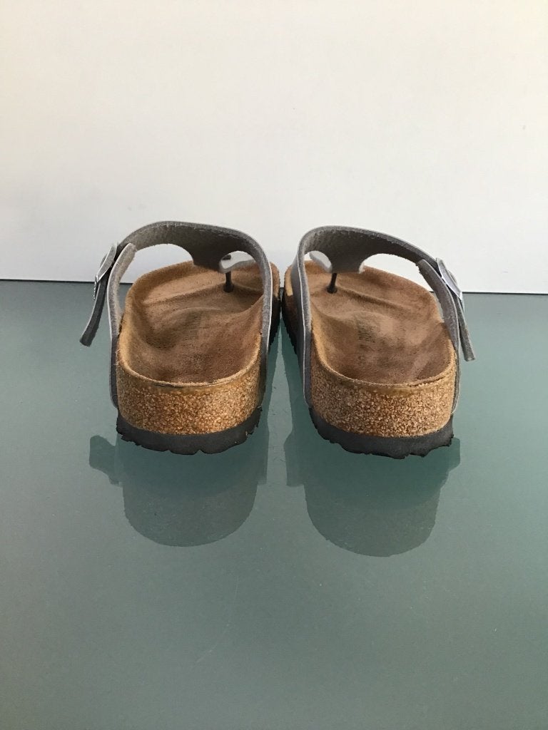Birkenstock Gizeh 39 | zilveren slippers | Gratis verzenden, Kleding | Dames, Schoenen, Slippers, Overige kleuren, Verzenden, Zo goed als nieuw