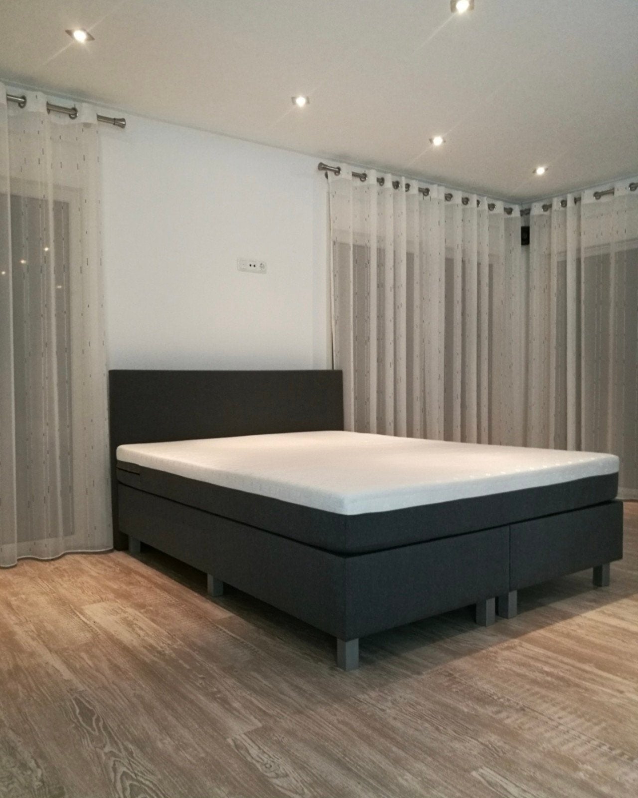 Te koop NIEUWE 2 persoons Boxspring.
NOG IN DE VERPAKKING.
M, Ophalen, Zwart, 180 cm, 200 cm