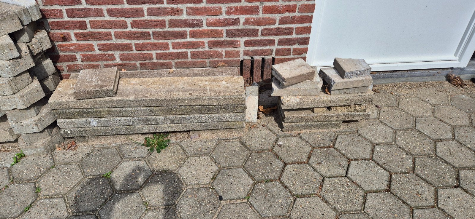 Diverse restanten straatwerk: tegels en klinkers, Ophalen