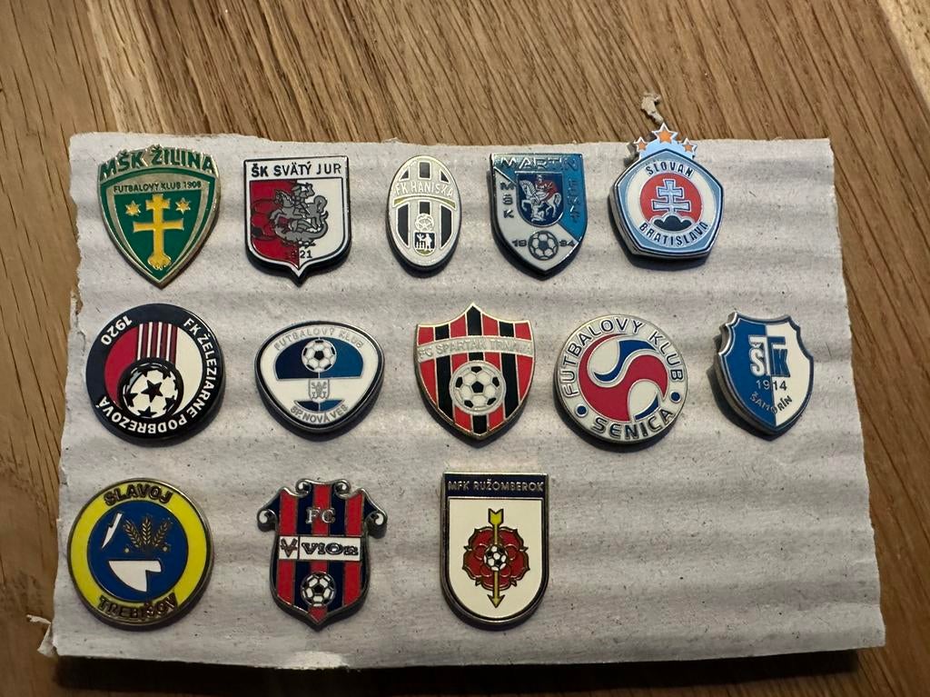 Voetbal pins slowakije, Ophalen of Verzenden, Zo goed als nieuw, Sport