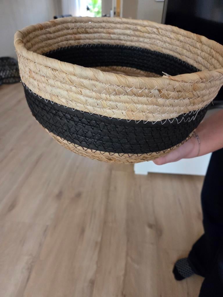 Decoratieve rieten schaal met zwart accent, Huis en Inrichting, Ophalen of Verzenden