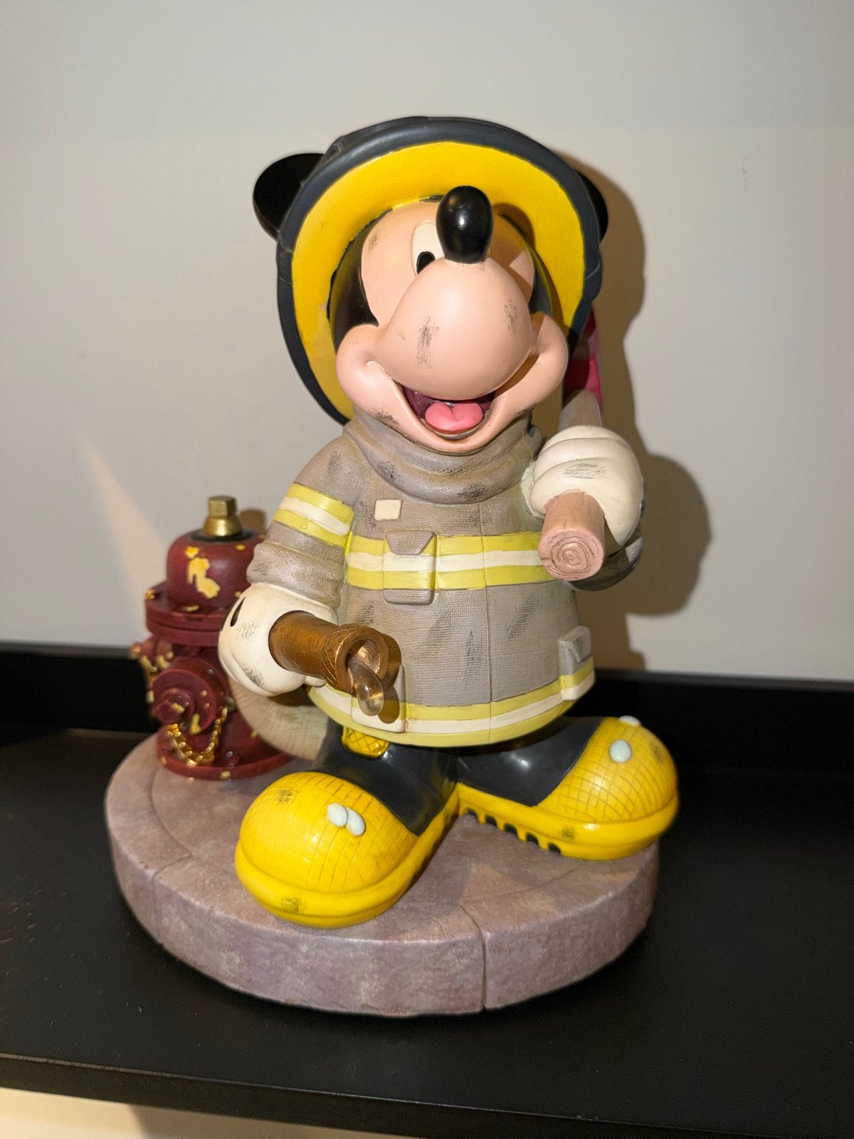 Disney Mickey Mouse Brandweerman Beeldje - The Art of Disney, Ophalen of Verzenden, Mickey Mouse, Zo goed als nieuw, Beeldje of Figuurtje