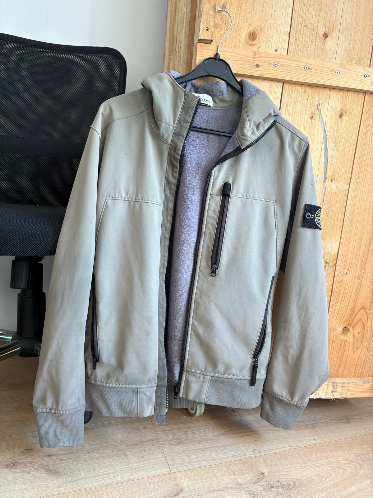 Nette Stone Island jas - Maat M - Authentiek met QR-code, Ophalen, Zo goed als nieuw, Maat 48/50 (M), Beige