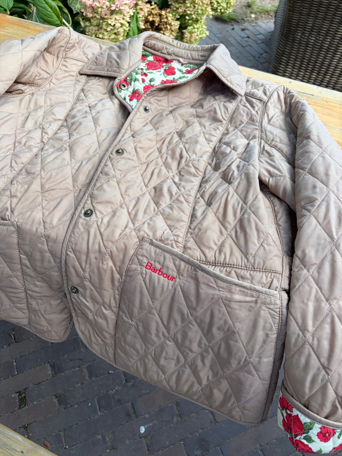 Barbour gewatteerde jas met bloemenprint voering, Ophalen of Verzenden, Zo goed als nieuw, Maat 38/40 (M), Beige