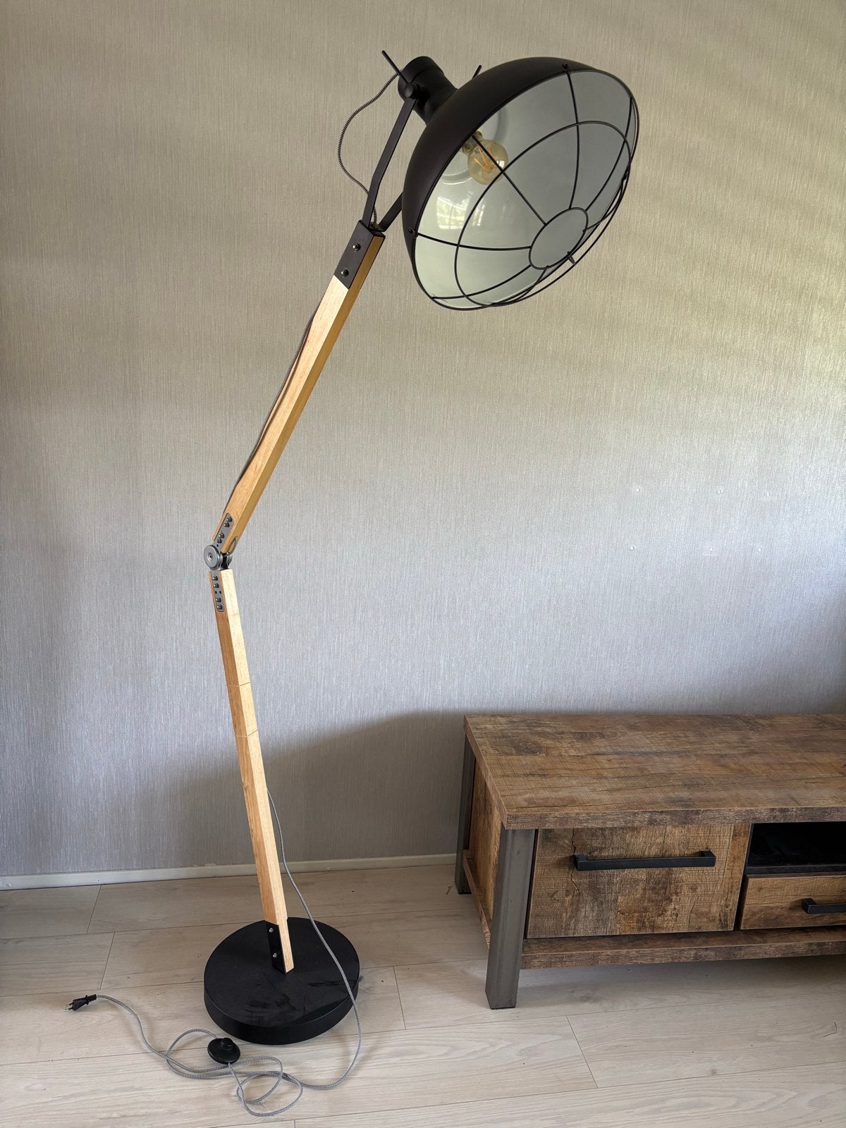 Industriële Vloerlamp met Houten Details en Metalen Kap, Huis en Inrichting, Lampen | Vloerlampen, Ophalen, Gebruikt, E27 (groot)