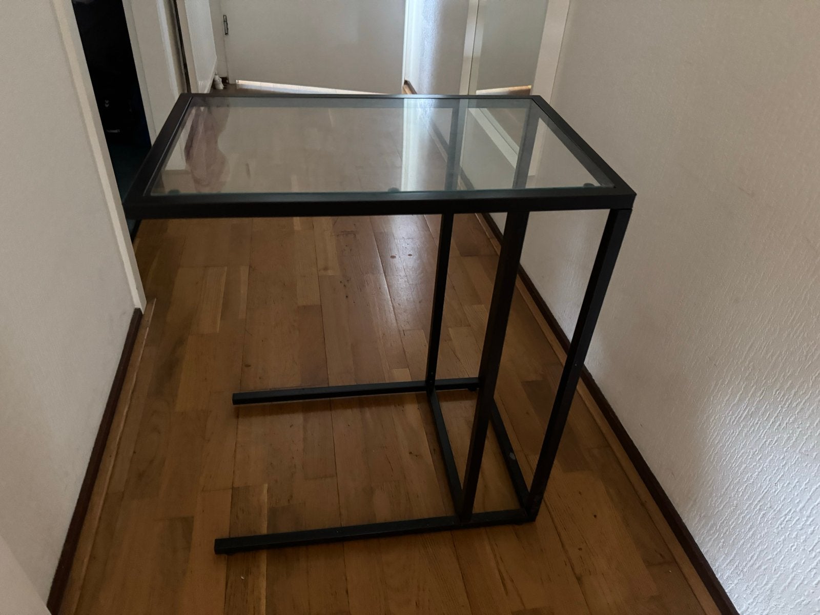 Zwarte bijzettafel met glazen blad, Gebruikt, Metaal of Aluminium, 55 tot 75 cm, Rechthoekig