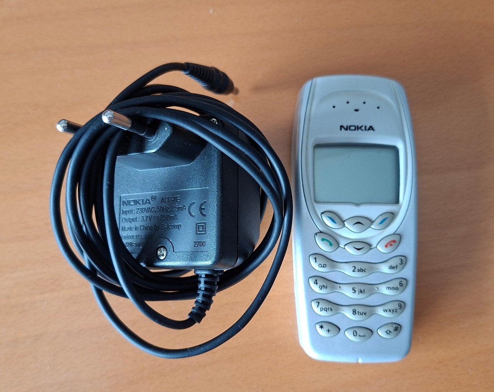 Nokia 3410 klassieke telefoon met originele oplader, Gebruikt, Geen camera, Fysiek toetsenbord, Ophalen of Verzenden