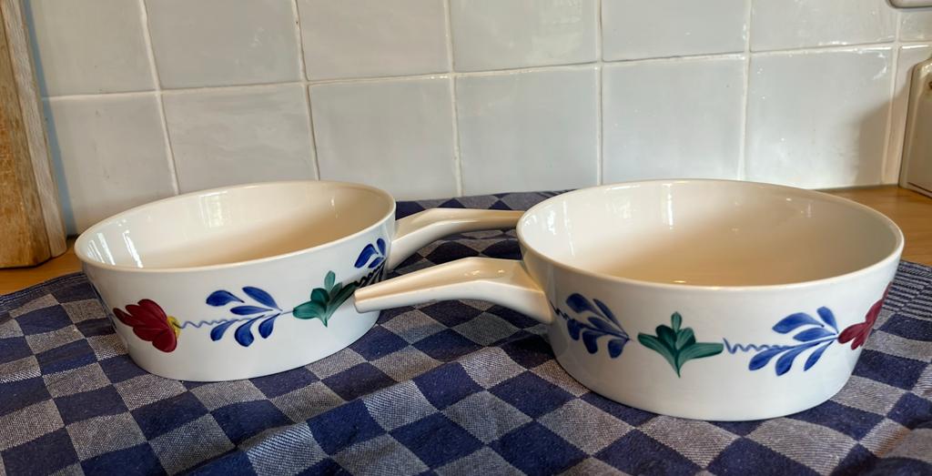 Twee boerenbonten ovenschalen met steel, Antiek en Kunst, Ophalen of Verzenden