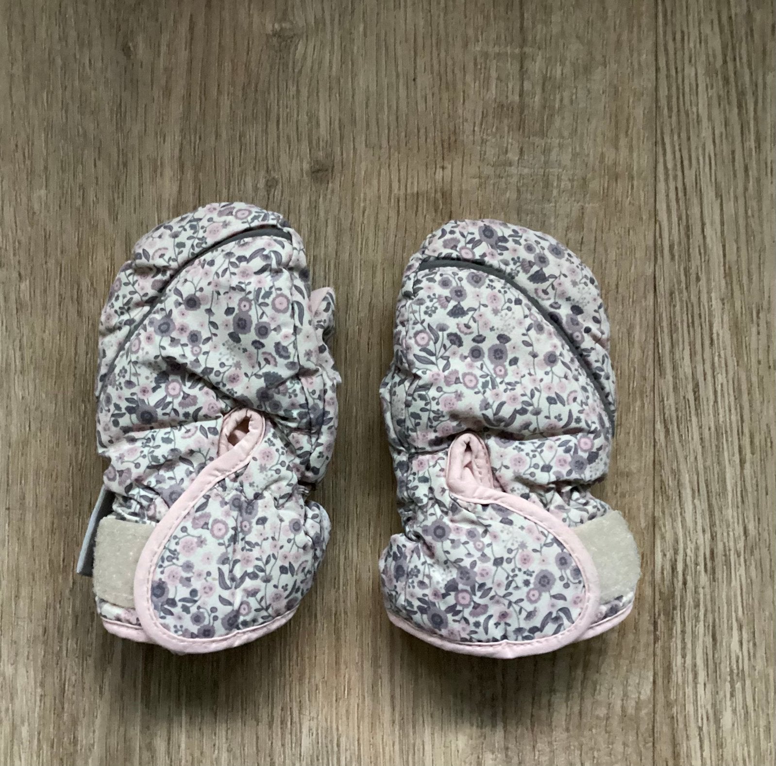 Warme winterwanten met bloemetjes, Kinderen en Baby's, Babykleding | Mutsen, Sjaals en Wanten, Ophalen of Verzenden, Zo goed als nieuw