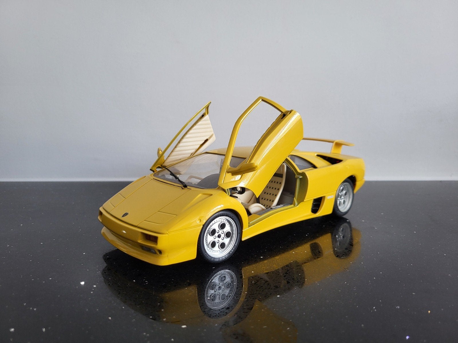 Lamborghini Diablo 1990 geel 1/18 Bburago, Ophalen of Verzenden, Zo goed als nieuw, Auto, Bburago