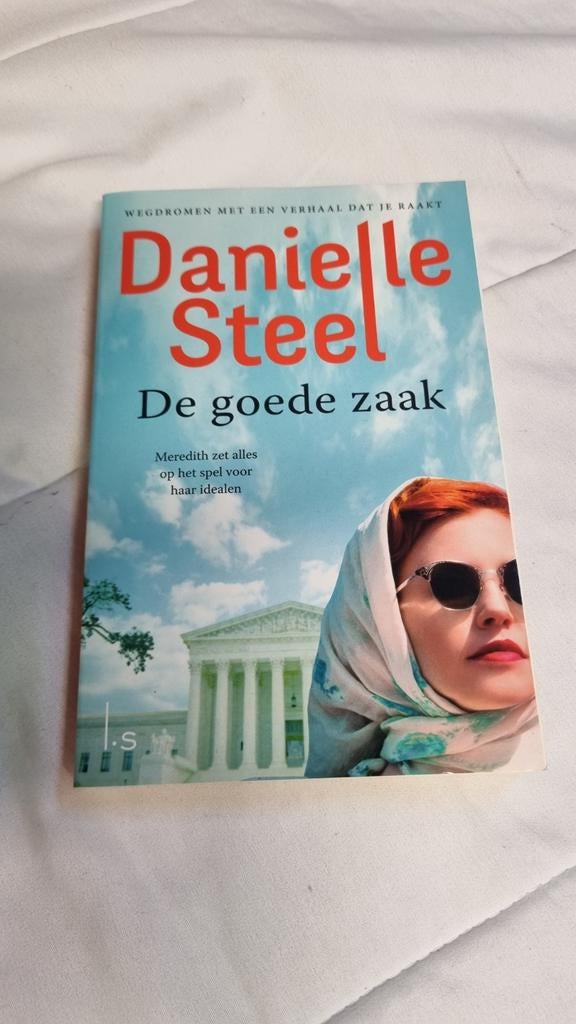 Danielle Steel - De goede zaak, Ophalen of Verzenden, Gelezen, Danielle Steel