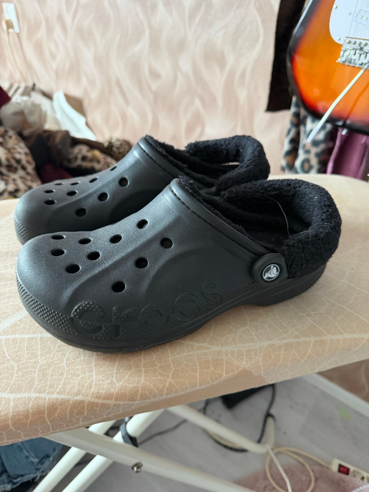 Gevoerde originele Crocs 39/40, Ophalen of Verzenden, Zo goed als nieuw, Zwart, Slippers