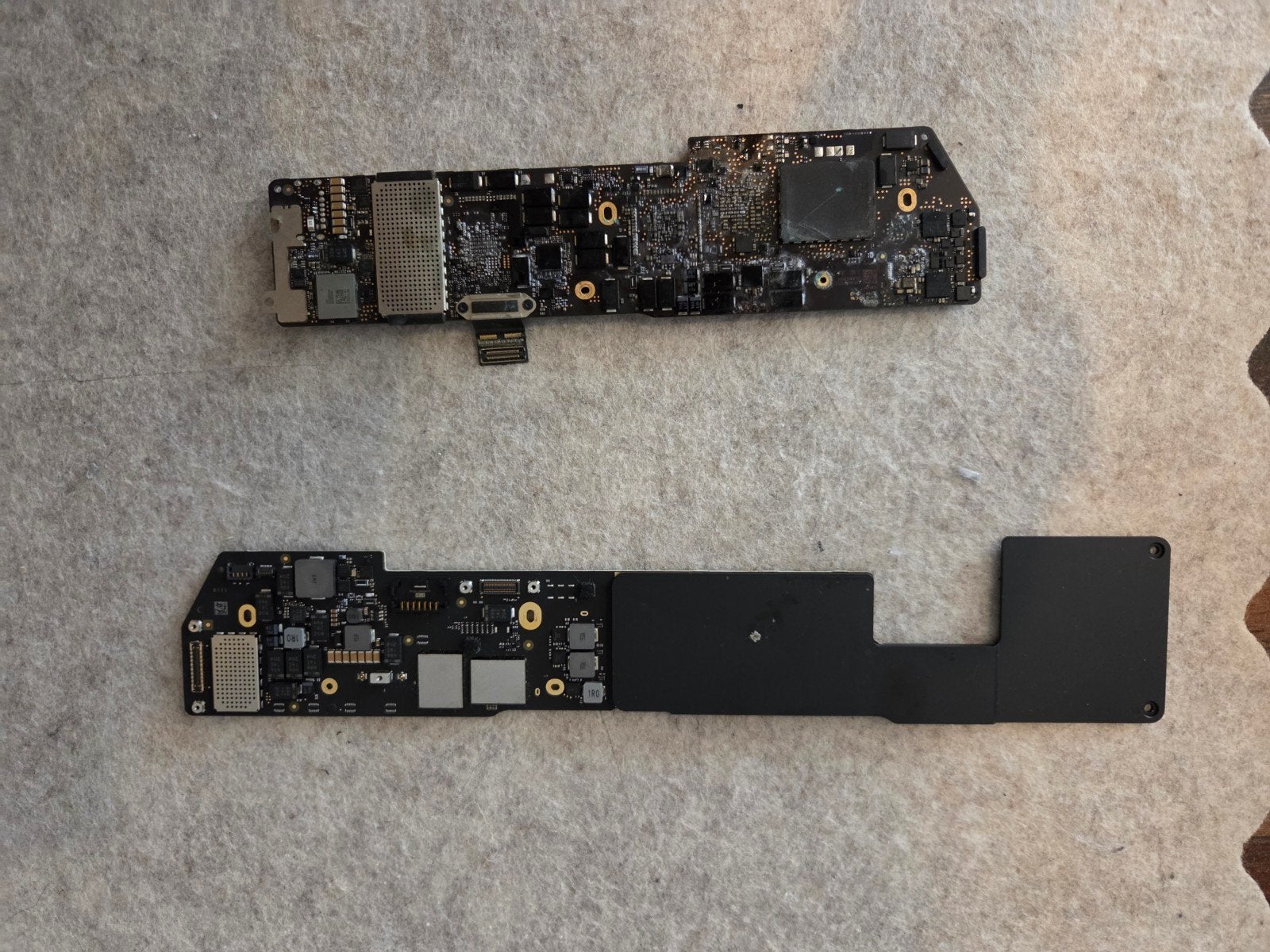 2x Moederbord MacBook Air (2020 M1 & 2019 defect), Computers en Software, Apple Macbooks, Ophalen of Verzenden, Niet werkend