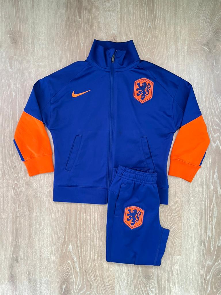Nederlands trainingspak Nike 24/26  Maat 96-104, Jongen of Meisje, Sport- of Zwemkleding, Ophalen of Verzenden, Zo goed als nieuw