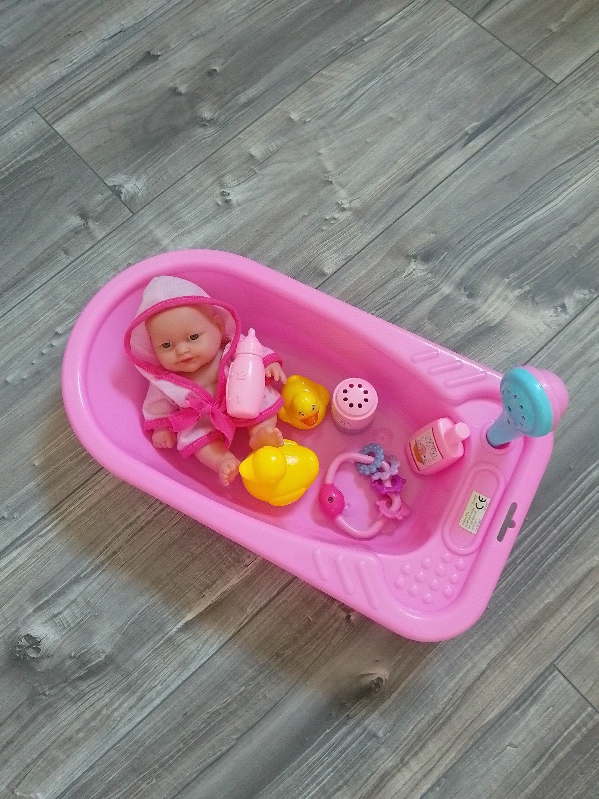 Schattig babypopje in roze babybadje inclusief accessoires!, Ophalen of Verzenden, Zo goed als nieuw, Babypop