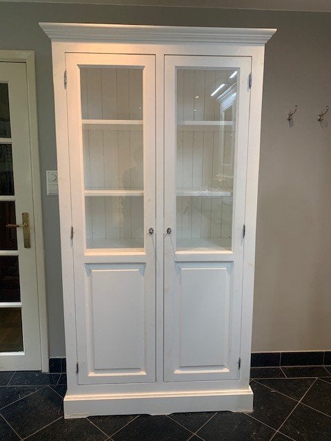Witte houten vitrinekast met 4 planken, Ophalen, Met deur(en), 100 tot 150 cm, Glas