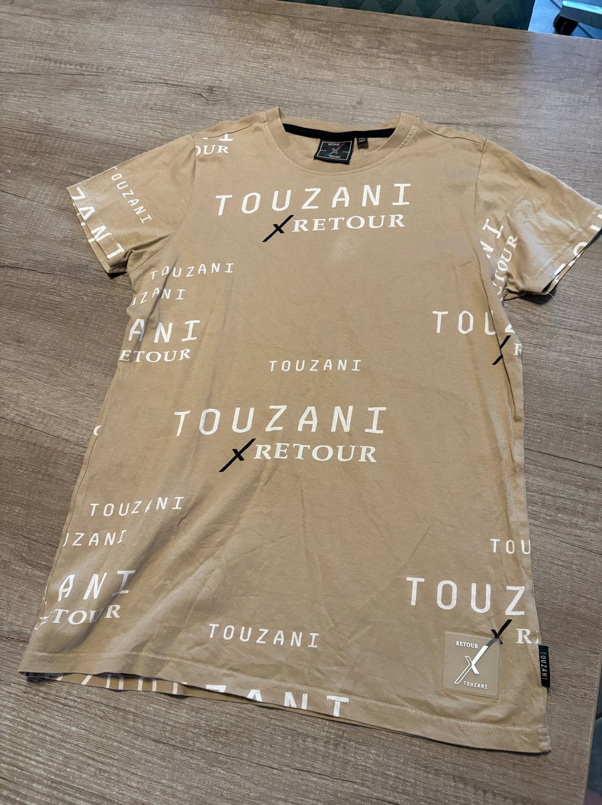 Touzani Retour T-shirt - Beige met witte opdruk, Ophalen of Verzenden, Zo goed als nieuw, Jongen, Shirt of Longsleeve
